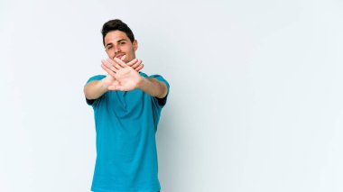 Beyaz arka planda izole genç beyaz adam inkar jesti yapıyor.