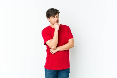 Kuşkulu ve şüpheci bir ifadeyle yan bakan genç havalı adam..