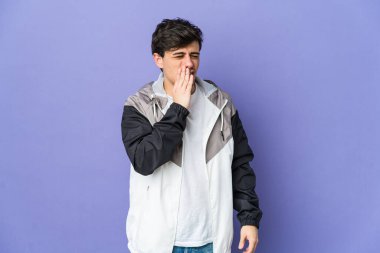 Genç havalı adamın güçlü bir diş ağrısı ve azı dişi ağrısı var..