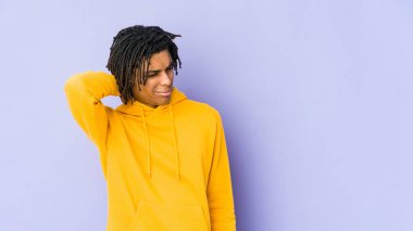 Genç Afrikalı Amerikalı Rasta adam sabit yaşam tarzından dolayı boyun ağrısı çekiyor..