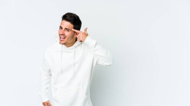 Beyaz arka planda izole edilmiş genç beyaz bir adam işaret parmağıyla hayal kırıklığı jesti gösteriyor..