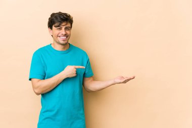 Havalı bir genç, elinde bir fotokopi odası tutarken heyecanlı..