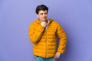 Genç soğukkanlı bir adam virüs veya enfeksiyon yüzünden boğaz ağrısı çekiyor..