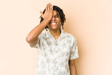 Genç Afrikalı Amerikalı Rasta adam bir şeyi unutuyor. Alnına avuç içi ve gözlerini kapatıyor..