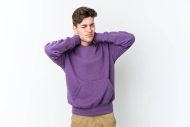 Beyaz arka planda izole edilmiş genç beyaz bir adam sabit yaşam tarzından dolayı boyun ağrısı çekiyor..