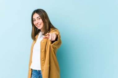 Kafkasyalı genç bir kadın parmaklarıyla ön tarafı işaret ediyor..