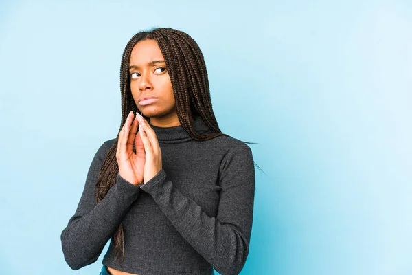 Junge Afrikanisch Amerikanische Frau Isoliert Auf Blauem Hintergrund Die Sich — Stockfoto