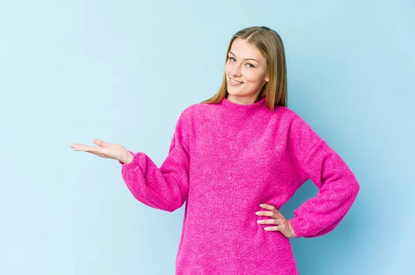 Junge Blonde Frau Isoliert Auf Blauem Hintergrund Zeigt Einen Willkommenen — Stockfoto