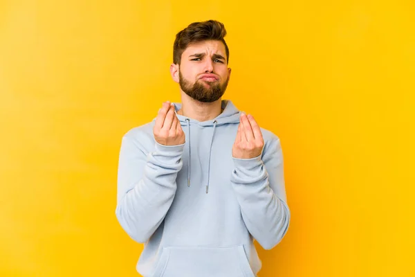 Jovem Caucasiano Isolado Fundo Amarelo Mostrando Que Ela Não Tem — Fotografia de Stock