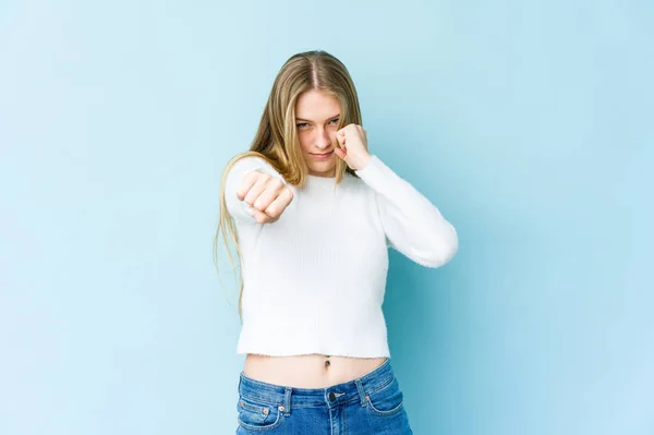 Jeune Femme Blonde Isolée Sur Fond Bleu Jetant Coup Poing — Photo