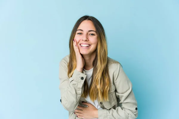 Giovane Donna Caucasica Isolata Sfondo Blu Ride Felicemente Diverte Tenere — Foto Stock