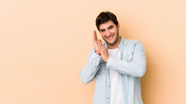 Jongeman Geïsoleerd Beige Achtergrond Gevoel Energiek Comfortabel Wrijven Handen Zelfverzekerd — Stockfoto