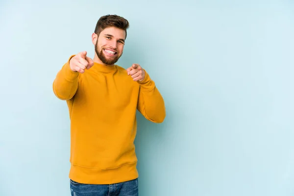 Junger Kaukasischer Mann Isoliert Auf Blauem Hintergrund Und Zeigt Mit — Stockfoto