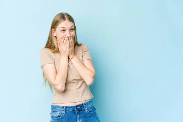 Mujer Rubia Joven Aislada Sobre Fondo Azul Riendo Algo Cubriendo — Foto de Stock