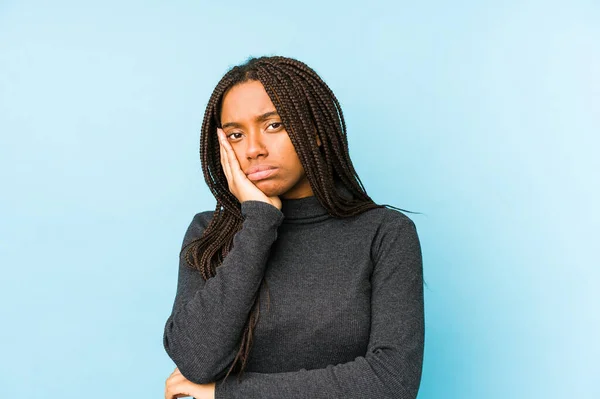 Mujer Afroamericana Joven Aislada Sobre Fondo Azul Que Está Aburrida —  Fotos de Stock