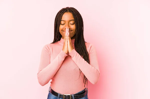Ung Afrikansk Amerikansk Kvinna Isolerad Rosa Bakgrund Hålla Händerna Bön — Stockfoto
