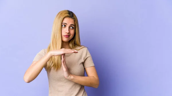 Joven Rubia Caucásica Mostrando Gesto Tiempo Espera —  Fotos de Stock