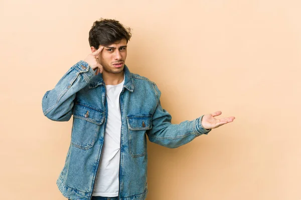 Jovem Homem Legal Segurando Mostrando Produto Mão — Fotografia de Stock