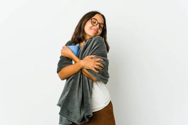 Mujer Latina Joven Con Manta Aislada Sobre Abrazos Fondo Blanco — Foto de Stock