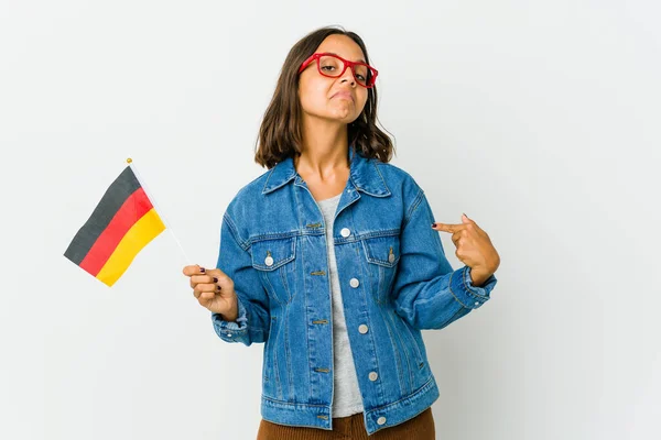 Молода Жінка Тримає Німецький Прапор Ізольований Білому Фоні Людини Вказуючи — стокове фото