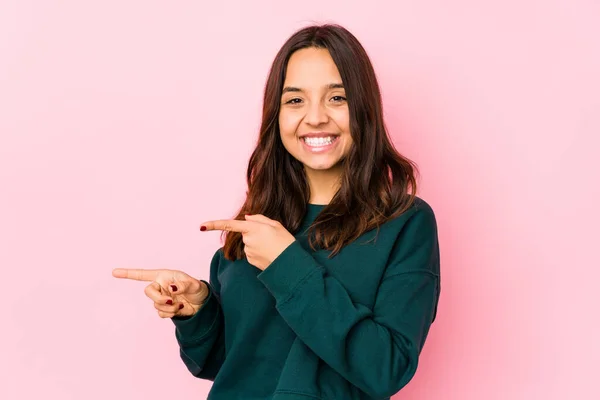 Jong Gemengd Ras Hispanic Vrouw Geïsoleerd Opgewonden Wijzend Met Wijsvingers — Stockfoto