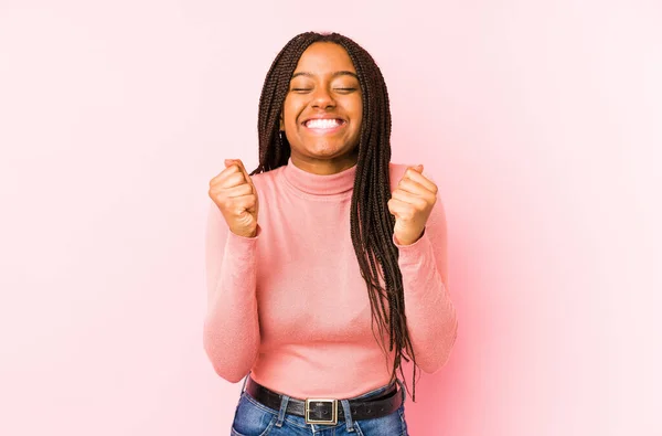 Młoda Afroamerykanka Odizolowana Różowym Tle Podnosząca Pięść Czująca Się Szczęśliwa — Zdjęcie stockowe