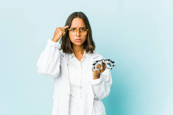 Joven Mujer Latina Oculista Con Antecedentes Aislados Enfocados Una Tarea —  Fotos de Stock