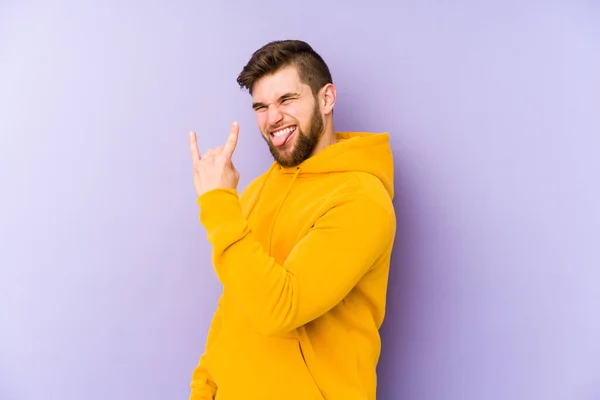 Joven Aislado Sobre Fondo Púrpura Mostrando Gesto Roca Con Los — Foto de Stock