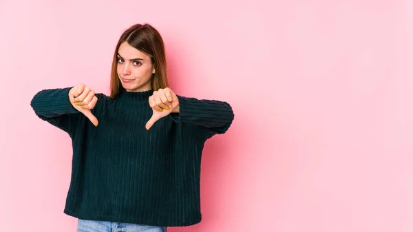 Pembe Arka Planda Izole Edilmiş Genç Beyaz Kadın Baş Parmağını — Stok fotoğraf