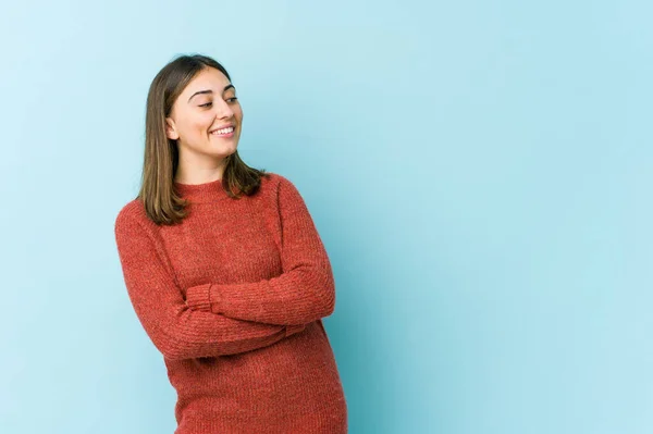 Giovane Donna Caucasica Sorridente Fiducioso Con Braccia Incrociate — Foto Stock