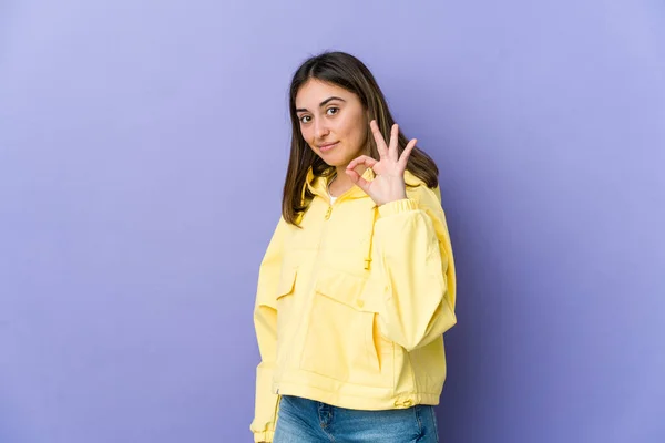 Jonge Blanke Vrouw Knipoogt Een Oog Houdt Een Goed Gebaar — Stockfoto