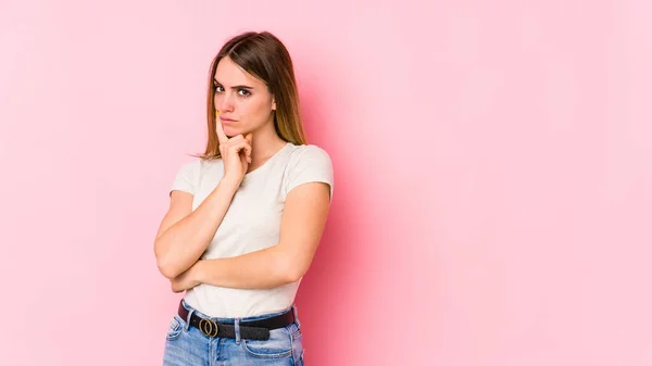 Junge Kaukasische Frau Auf Rosa Hintergrund Isoliert Unglücklich Die Kamera — Stockfoto