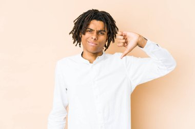 Genç Afrikalı Amerikalı Rasta adam baş parmağını kaldırıyor, hayal kırıklığı konsepti..