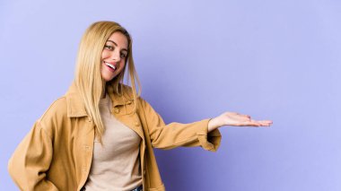 Sarışın, beyaz bir kadın hoş bir yüz ifadesi sergiliyor..