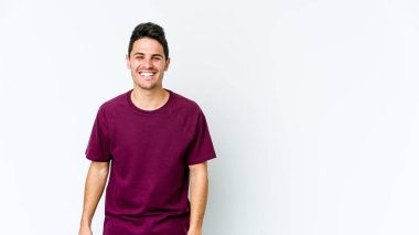 Beyaz arka planda izole edilmiş genç beyaz adam gülüyor ve gözlerini kapıyor, rahatlamış ve mutlu hissediyor..