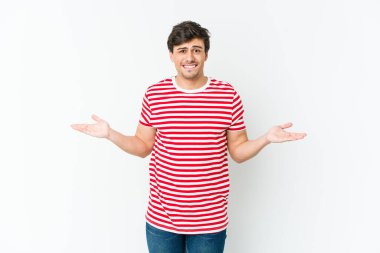 Genç havalı adamın kafası karışmış ve omuz silkip bir fotokopi çekeceği konusunda şüpheleri var..