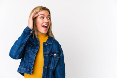 Genç beyaz kadın bir dedikoduyu dinlemeye çalışıyor..