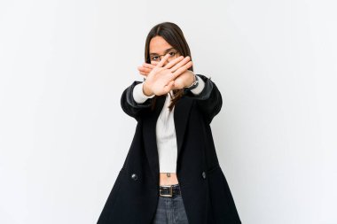 Genç melez iş kadını, beyaz arka planda izole edilmiş, inkar jesti yapıyor.