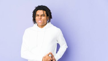 Genç Afrikalı Amerikalı Rasta adamın karaciğeri ağrıyor, karnı ağrıyor..