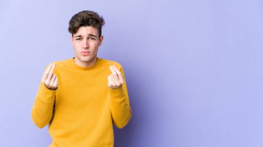 Mor arka planda izole edilmiş genç beyaz adam, kadının hiç parası olmadığını gösteriyor..