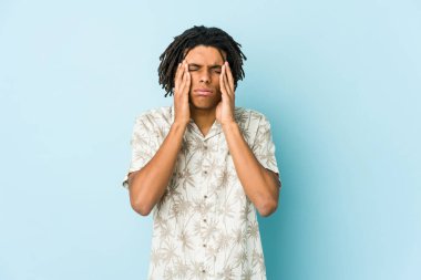 Genç Afrikalı Amerikalı Rasta adamın başı ağrıyor, yüzüne dokunuyor..