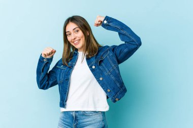 Kafkasyalı genç bir kadın özel bir günü kutluyor, atlıyor ve enerjiyle kollarını kaldırıyor..