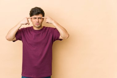 Genç havalı adam işine odaklanmış, işaret parmaklarını işaret ediyor..