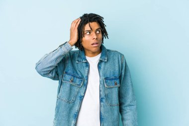 Kot ceket giyen genç siyah adam şoka uğruyor, önemli bir buluşmayı hatırlıyor..