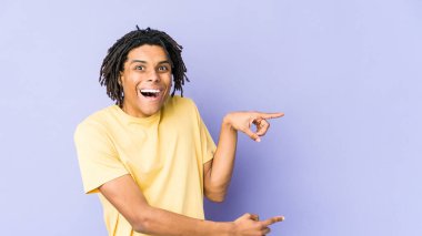 Genç Afrikalı Amerikalı Rasta adam işaret parmağıyla işaret ettiği için heyecanlı..