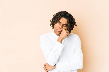 Genç Afrikalı Amerikalı Rasta adam tekrarlanan bir görevden bıktı..