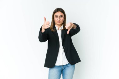 Kafkasyalı genç iş kadını baş parmağını aşağı gösteriyor, zor seçim konsepti.