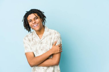 Genç Afrikalı Amerikalı Rasta adam gülüyor ve eğleniyor..