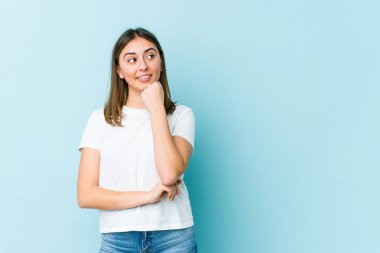 Kafkasyalı genç kadın rahatlamış fotokopi odasına bakan bir şey düşünüyor..