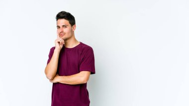 Beyaz arka planda izole edilmiş genç beyaz bir adam bir strateji planlıyor, bir iş yolu düşünüyor..